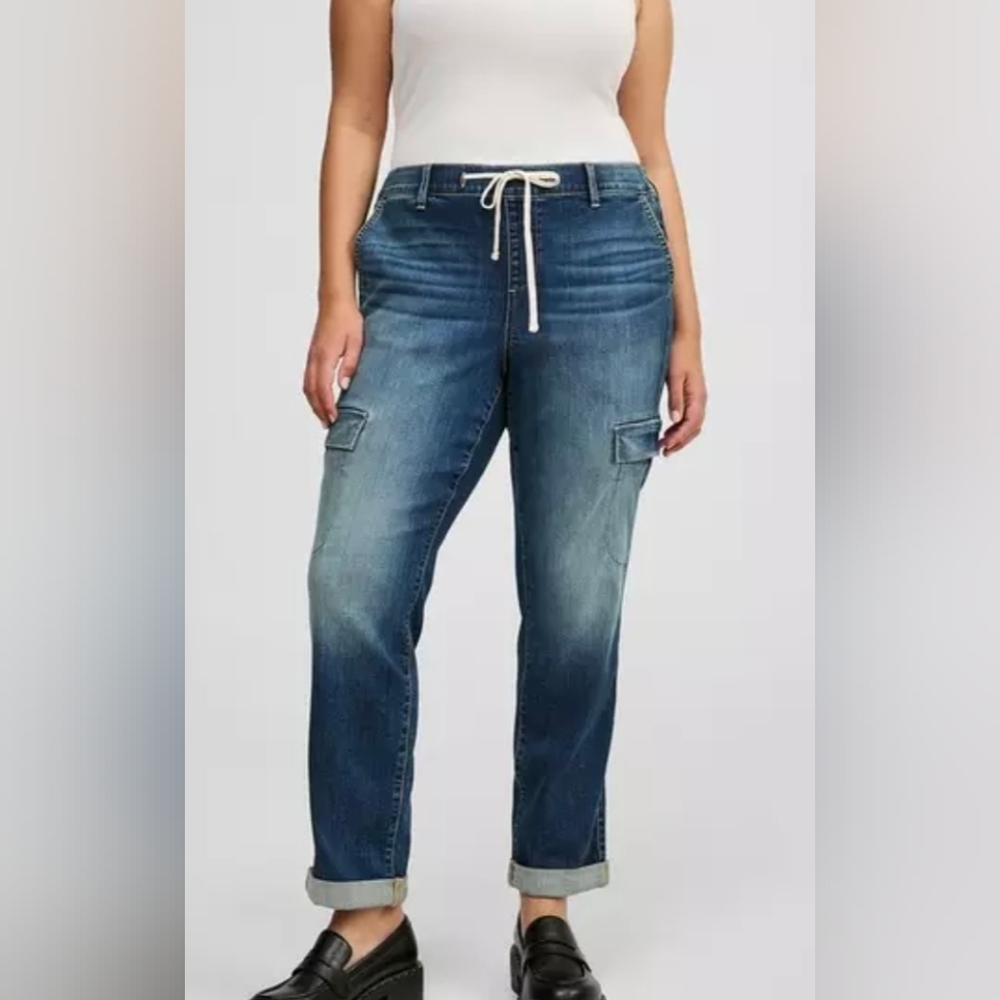 NWT Weekend Boyfriend Mid-Rise Cargo Jean 2R (TORRID)